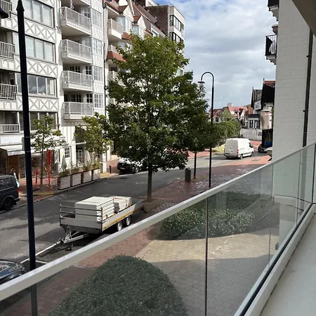 Lägenhet 4 Personen In Het Zoute , Met Terras En Garage 2 Wagens *
